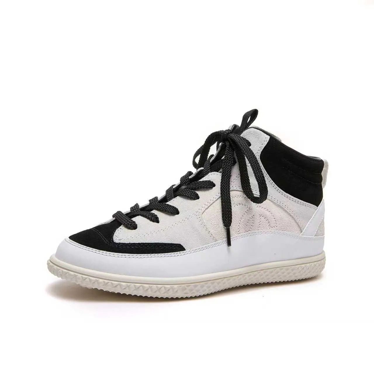 Men's men's shoes pP660! Chanel Chanel - 2025 counter top casual sneakers This classic design; the upper is electro-embroidered with a variety of techniques; the outsole is fashionable and sporty; the unusual inclusion of a variety of color matching elements... The diversified mix and match is very beautiful and versatile, casual, fashionable, sports and outdoor can be taken into account... ꫛꫀꪝ Go➫ Materials: ❶Upper is made of: original imported mercerized leather cow suede ❷Inner lining: original imported breathable sheepskin lining ❸Outsole is based on: original TPU combination outsole, full set of boutique packaging for women 35–41